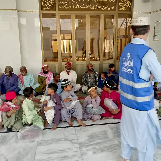 Volunteer with Families at the Masjid Distribution